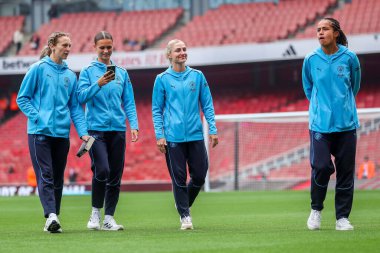 Manchester City oyuncuları Emirates Stadyumu 'na geldiler. 22 Eylül 2024' te İngiltere 'deki Emirates Stadyumu' nda FA Bayanlar Arsenal Women vs Manchester City Women maçı var.