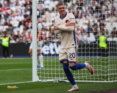 Chelsea 'den Cole Palmer, Premier League maçında Chelsea' ye karşı West Ham United maçında 21 Eylül 2024 'te Londra' daki Londra Stadyumu 'nda 0-3' lük galibiyetini kutluyor.