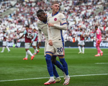 Chelsea 'den Cole Palmer, Premier League maçında Chelsea' ye karşı West Ham United maçında 21 Eylül 2024 'te Londra' daki Londra Stadyumu 'nda 0-3' lük galibiyetini kutluyor.