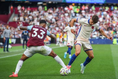 West Ham United takımından Emerson Palmieri, Premier League maçında Chelsea 'li Pedro Neto' yu Londra Stadyumu 'nda yendi.