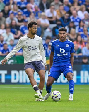 Orel MANGALA (Everton FC) Premier Lig karşılaşmasında James JUSTIN (Leicester City) ile topu geçiyor Leicester City Everton 'a karşı King Power Stadyumu, Leicester, İngiltere, 21 Eylül 2024