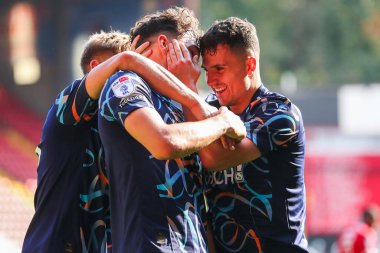 Blackpool 'dan Kyle Joseph, 21 Eylül 2024' te The Valley, Londra, İngiltere 'de oynanan Sky Bet 1 karşılaşmasında takım arkadaşlarıyla birlikte 0-1' lik skora ulaştıktan sonra Charlton Athletic 'e karşı Blackpool maçını kutluyor.