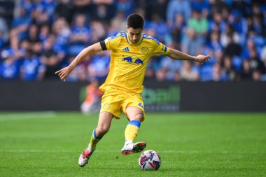 Leeds United takımından Ilia Gruev, 21 Eylül 2024 'te Cardiff City Stadyumu' nda oynanan Cardiff City - Leeds United maçında topa vuruyor.
