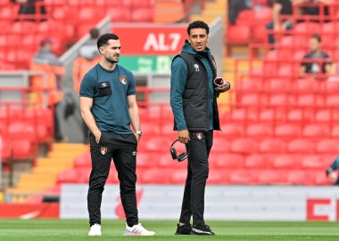 Bournemouth 'dan James Hill ve Bournemouth' dan Lewis Cook, 21 Eylül 2024 'te İngiltere' nin Liverpool-Bournemouth maçında Premier League karşılaşması öncesinde sahada inceleme yapıyor.