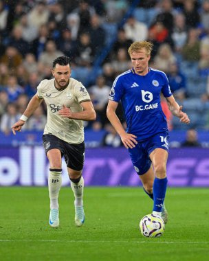 Victor Kristiansen (Leicester City) 21 Eylül 2024 'te King Power Stadyumu' nda Leicester City ile Everton arasında oynanan Premier League maçı sırasında Jack HARRISON (Everton FC) tarafından savunuluyor.