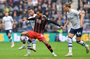 Blackburn Rovers 'dan Lewis Baker, Preston North End' den Sam Greenwood 'u 22 Eylül 2024' te Deepdale, Preston, İngiltere 'de Preston North End' e karşı oynanan Blackburn Rovers maçında durdurdu.