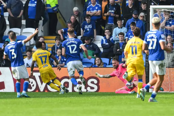 Leeds United 'dan Largie Ramazani, Cardiff City Stadyumu' nda Cardiff City - Leeds United maçında Cardiff City 'den Jak Alnwick tarafından kurtarıldı.