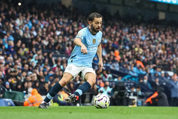 Manchester City 'den Bernardo Silva Premier Lig maçı sırasında Etihad Stadyumu' nda Manchester City Arsenal 'e karşı, 22 Eylül 2024