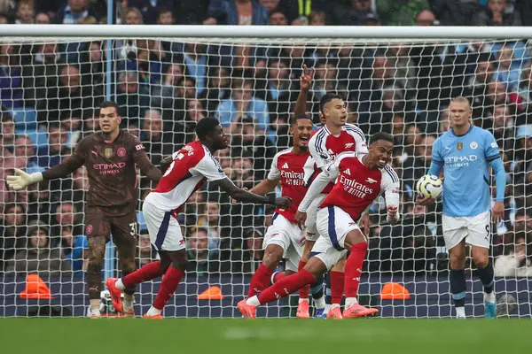 Arsenal 'li Gabriel 22 Eylül 2024' te Etihad Stadyumu 'nda oynanan Premier League maçında Manchester City ve Arsenal maçında 1-2' lik galibiyetini kutluyor.