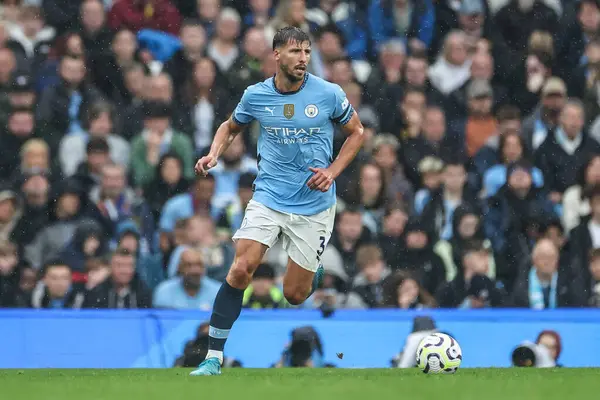 Manchester City 'den Rben Dias 22 Eylül 2024' te Etihad Stadyumu 'nda Manchester City ile Arsenal arasındaki Premier League maçında topa vuruyor.