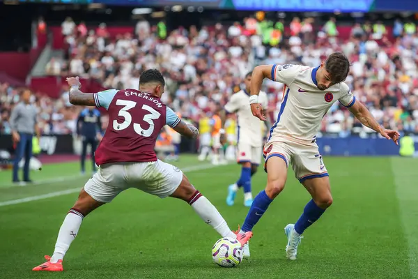 West Ham United takımından Emerson Palmieri, Premier League maçında Chelsea 'li Pedro Neto' yu Londra Stadyumu 'nda yendi.