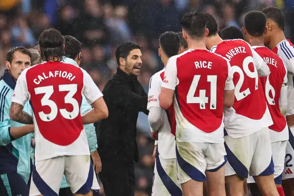 stock image Mikel Arteta manager of Arsenal gives his team instructions in a break in play during the Premier League match Manchester City vs Arsenal at Etihad Stadium, Manchester, United Kingdom, 22nd September 2024