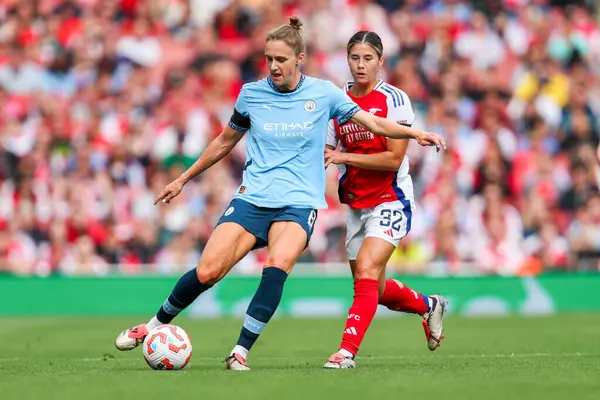 Manchester City 'den Vivianne Miedema, 22 Eylül 2024' te Birleşik Krallık 'taki Emirates Stadyumu' nda oynanan FA Kadınlar Süper Ligi karşılaşmasında Arsenal Women - Manchester City Women maçında Arsenal 'li Kyra Cooney-Cross tarafından baskı altına alındı.