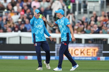 İngiltere 'den Brydon Carse, İngiltere' den Glenn Maxwell ile İngiltere 'den Harry Brook' u, İngiltere 'nin Avustralya' ya karşı oynadığı The Seat Unique Riverside, Chester-le-street, İngiltere maçında yakalamayı kutluyor.