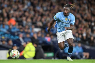 Manchester City 'den Jrmy Doku, 24 Eylül 2024' te Etihad Stadyumu 'nda oynanan Carabao Kupası maçında topu ileri atıyor.