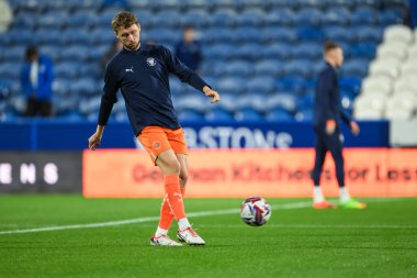 Maç öncesi ısınma öncesinde Blackpool 'dan Matthew Pennington 24 Eylül 2024' te John Smith 'in stadyumunda oynanan Huddersfield Town-Blackpool maçında
