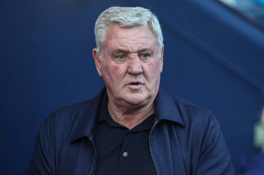 Blackpool teknik direktörü Steve Bruce, 24 Eylül 2024 'te John Smith Stadyumu' nda oynanan Huddersfield Town-Blackpool maçı sırasında geldi.