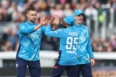 İngiltere 'den Jacks, Marnus Labuschagne ile İngiltere' den Adil Rashid arasında oynanan 3. Metro Bank 1. Uluslararası karşılaşmasında İngiltere ile Avustralya arasındaki The Seat Unique Riverside, Chester-le-street, Birleşik Krallık karşılaşmasını kutluyor.