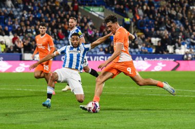 Blackpool takımından Kyle Joseph, 24 Eylül 2024 'te John Smith Stadyumu' nda oynanan Huddersfield Town-Blackpool maçında kalede şut çekiyor.