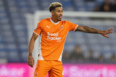 Blackpool 'dan Jordan Lawrence-Gabriel takımına 24 Eylül 2024' te John Smith Stadyumu 'nda oynanan Huddersfield Town-Blackpool maçında talimat veriyor.