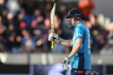 İngiltere 'den Harry Brook, 24 Eylül 2024' te İngiltere 'nin Avustralya' ya karşı oynadığı The Seat Unique Riverside, Chester-le-street maçında yarım yüzyılı kutluyor.