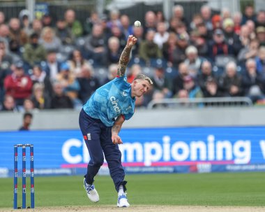 İngiltere 'den Brydon Carse, 24 Eylül 2024' te İngiltere 'nin Avustralya' ya karşı oynadığı The Seat Unique Riverside, Chester-le-street maçında topu veriyor.