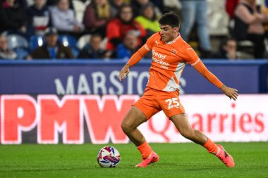 Blackpool 'dan Rob Apter, 24 Eylül 2024' te İngiltere 'nin Huddersfield Stadyumu' nda oynanan Huddersfield Town-Blackpool maçında topla bir çıkış yaptı.