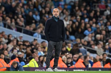 Manchester City 'nin Pep Guardiola teknik direktörü, 24 Eylül 2024 tarihinde Etihad Stadyumu' nda oynanan Manchester City-Watford Carabao Kupası karşılaşmasını izliyor.