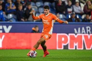 Blackpool 'dan Rob Apter, 24 Eylül 2024' te İngiltere 'nin Huddersfield Stadyumu' nda oynanan Huddersfield Town-Blackpool maçında topla bir çıkış yaptı.