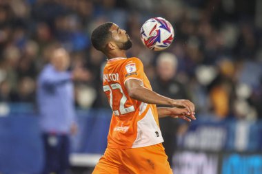 Blackpool takımından CJ Hamilton, 24 Eylül 2024 'te John Smith Stadyumu' nda oynanan Huddersfield Town-Blackpool maçında topu kontrol ediyor.