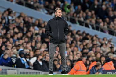 Watford 'un Tom Cleverley teknik direktörü, 24 Eylül 2024 tarihinde Etihad Stadyumu' nda oynanan Manchester City-Watford Carabao Kupası karşılaşmasını izliyor.