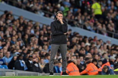 Watford 'un Tom Cleverley teknik direktörü, 24 Eylül 2024 tarihinde Etihad Stadyumu' nda oynanan Manchester City-Watford Carabao Kupası karşılaşmasını izliyor.