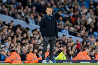 Manchester City 'nin Pep Guardiola teknik direktörü, 24 Eylül 2024 tarihinde Etihad Stadyumu' nda oynanan Manchester City-Watford Carabao Kupası karşılaşmasını izliyor.