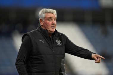 Blackpool 'un Steve Bruce Menajeri takımına 24 Eylül 2024' te John Smith Stadyumu 'nda oynanan Huddersfield Town-Blackpool maçında talimat verdi.