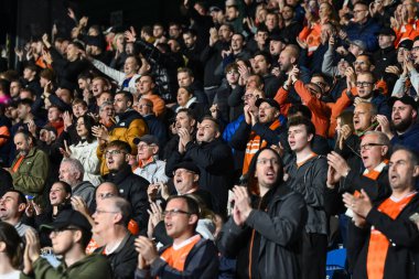 Blackpool taraftarları 24 Eylül 2024 'te John Smith' in stadyumunda oynanan Huddersfield Town - Blackpool maçı sırasında Blackpool taraftarları
