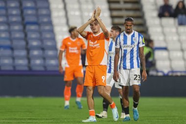 Blackpool 'dan Kyle Joseph, 24 Eylül 2024' te John Smith Stadyumu 'nda oynanan Sky Bet 1 karşılaşmasında Blackpool' dan Sonny Carey 'nin yerine geçen taraftarları alkışlıyor.