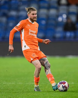Blackpool takımından Hayden Coulson 24 Eylül 2024 'te John Smith Stadyumu' nda Huddersfield Town 'a karşı Blackpool' da oynanan Gökyüzü İddia Ligi 1 karşılaşmasında görev başında.