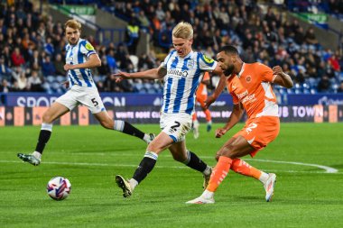 Blackpool takımından CJ Hamilton, 24 Eylül 2024 'te John Smith Stadyumu' nda oynanan Huddersfield Town-Blackpool maçında kalede şut çekiyor.