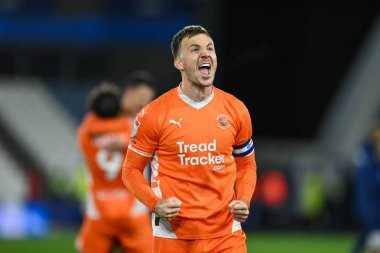 Blackpool 'dan Lee Evans, 24 Eylül 2024' te İngiltere 'nin Huddersfield Stadyumu' nda oynanan Huddersfield Town-Blackpool maçının sonunda taraftarlarıyla kutlama yapıyor.