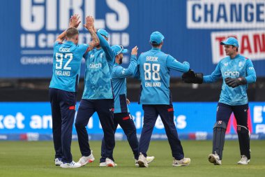 İngiliz Brydon Carse, 24 Eylül 2024 'te İngiltere' nin Avustralya 'ya karşı oynadığı The Seat Unique Riverside maçında Avustralyalı Mitchell Marsh' ın kalesini kutluyor.