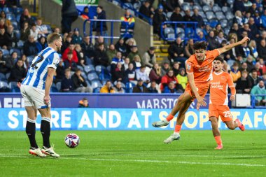 Blackpool takımından Kyle Joseph, 24 Eylül 2024 'te John Smith Stadyumu' nda oynanan Huddersfield Town-Blackpool maçında kalede şut çekiyor.
