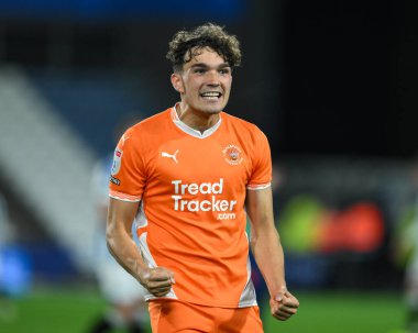 Blackpool 'dan Kyle Joseph, 24 Eylül 2024' te İngiltere 'nin Huddersfield Stadyumu' nda oynanan Huddersfield Town-Blackpool maçının sonunda taraftarlarıyla kutlama yapıyor.