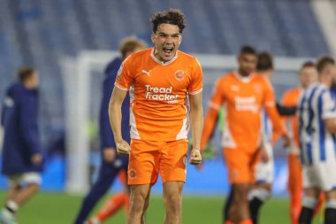 Blackpool 'dan Kyle Joseph, 24 Eylül 2024' te İngiltere 'nin Huddersfield kentindeki John Smith Stadyumu' nda oynanan 1. Huddersfield Town-Blackpool maçında deplasman taraftarlarıyla birlikte kutluyor.