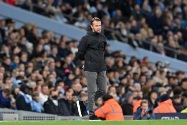 Watford 'un Tom Cleverley teknik direktörü, 24 Eylül 2024 tarihinde Etihad Stadyumu' nda oynanan Manchester City-Watford Carabao Kupası karşılaşmasını izliyor.