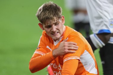 Blackpool 'dan Dominic Ballard, Huddersfield Town' dan Brodie Spencer ile 24 Eylül 2024 'te John Smith Stadyumu' nda oynanan Sky Bet 1 karşılaşmasında karşılaştıktan sonra omzuna bakıyor.