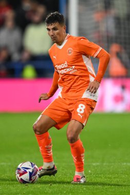 Blackpool takımından Albie Morgan 24 Eylül 2024 'te John Smith Stadyumu' nda oynanan Huddersfield Town-Blackpool maçında sahada.