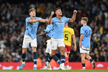 Manchester City 'den Matheus Nunes, 24 Eylül 2024' te Etihad Stadyumu 'nda oynanan Carabao Kupası maçında Manchester City ile Watford arasındaki maçı 2-0 kazanma hedefini kutluyor.