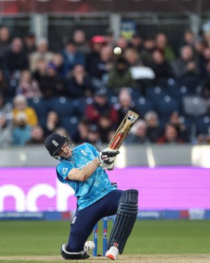 İngiltere 'den Harry Brook bir sınır için topu kafasının üstünden atıyor, 24 Eylül 2024' te İngiltere 'nin Avustralya' ya karşı oynadığı Third Metro Bank One Day maçında İngiltere, The Seat Unique Riverside, Chester-le-street, Birleşik Krallık