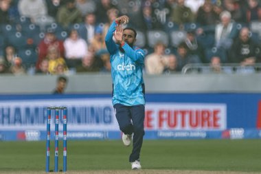İngiltere vatandaşı Adil Rashid, 24 Eylül 2024 tarihinde İngiltere 'nin Avustralya' ya karşı oynadığı The Seat Unique Riverside, Chester-le-street maçında topu veriyor.