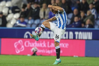 Blackpool 'dan Jordan Rhodes, 24 Eylül 2024' te İngiltere 'nin Huddersfield Stadyumu' nda oynanan Huddersfield Town-Blackpool maçında topu kontrol ediyor.